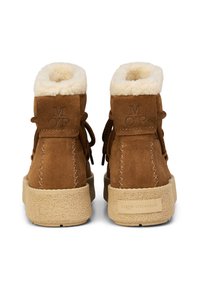 Bruine suède enkellaarsjes met faux fur voering, vetersluiting en een gestructureerde rubberen zool. Bevat een geperst logo aan de achterkant.