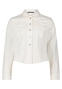 Veste en denim blanche cropped avec des manches longues, deux poches poitrine, boutons argentés et un col classique. Texture lisse, design décontracté.