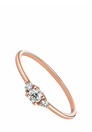 Anillo de oro rosa con una banda lisa y un diamante redondo central flanqueado por dos diamantes redondos más pequeños, todo en un diseño minimalista.