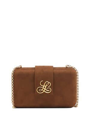 Pochette rectangulaire en daim marron avec bandoulière en chaîne dorée et logo initial entrelacé doré sur le rabat avant.