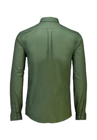 Camisa de manga larga verde hecha de tela suave, con un cuello clásico y puños abotonados, con un diseño liso y detalle de pliegue en la parte posterior.