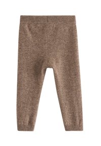 Brune strikkede babyleggings med ribbet talje og manchetter, blød tekstur, ingen synlige lukninger eller mønstre.