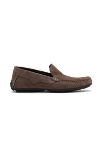 Mocasines de ante marrón con una superficie suave, detalles de costura y puntera redondeada; suela flexible de goma negra; diseño casual.