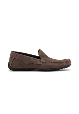 Mocasines de ante marrón con una superficie suave, detalles de costura y puntera redondeada; suela flexible de goma negra; diseño casual.