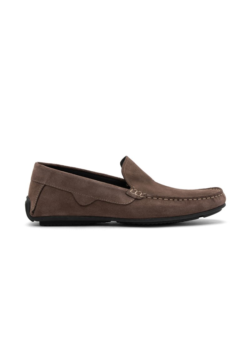 Mocasines de ante marrón con una superficie suave, detalles de costura y puntera redondeada; suela flexible de goma negra; diseño casual.