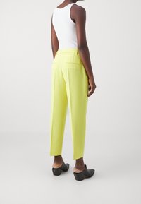 BOSS Tygbyxor - yellow