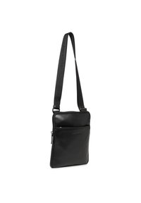 Borsa a tracolla in pelle nera con tracolla regolabile, design flat, tasca frontale con zip e dettaglio del logo embossato. Texture liscia e stile minimalista.