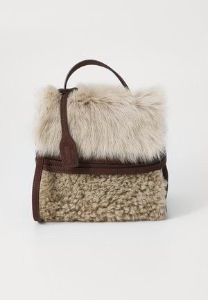 Lille håndtaske med beige fluffy pels på toppen, krøllet tekstur på kroppen og håndtag og trim i mørkebrunt læder på hvid baggrund.