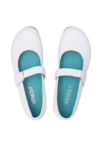 Weiße Leder-Ballerinas mit runder Spitze, einer türkisfarbenen Innensohle und einem verstellbaren weißen Riemen über dem Spann. Markenname "Venezia" sichtbar.