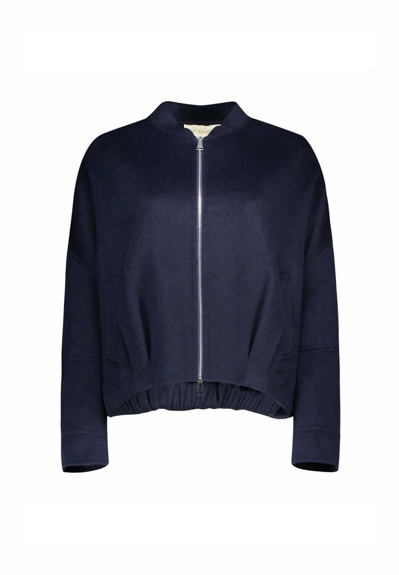 Giacca bomber blu navy realizzata in un materiale morbido, con zip frontale, colletto rotondo e fondo a coste con arricciatura elastica.