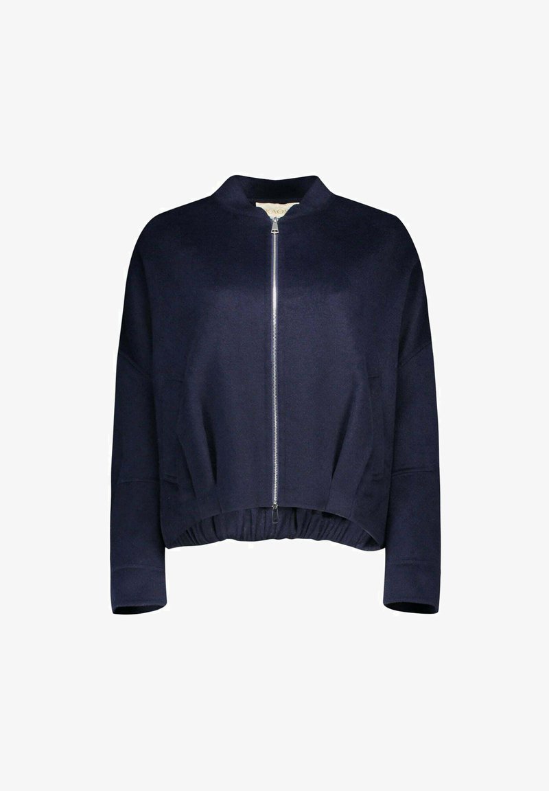 Giacca bomber blu navy realizzata in un materiale morbido, con zip frontale, colletto rotondo e fondo a coste con arricciatura elastica.