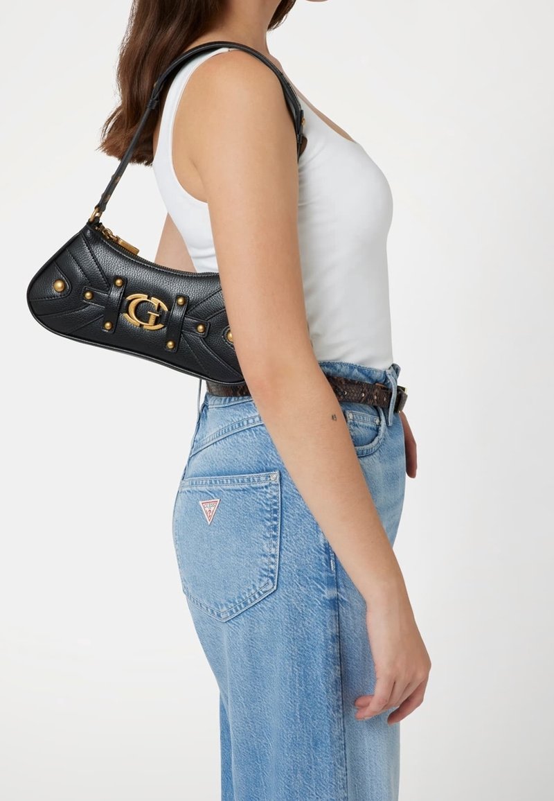 Sort læderhåndtaske med gyldent metaltilbehør, quiltet mønster og præget logo, fremhævet med en buet form og en enkelt skulderrem.