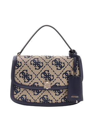 Beige und dunkelblaue Schultertasche mit sich wiederholendem Logo-Muster, dunkelblauer Umrandung, oberem Griff und angebrachtem dunkelblauen Anhänger mit eingeprägtem Markennamen.