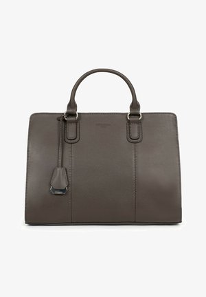 Grijze leren handtas met een gestructureerd ontwerp, dubbele bovenhandvaten en een afneembare tag. Bevat subtiele textuur en metalen accenten.