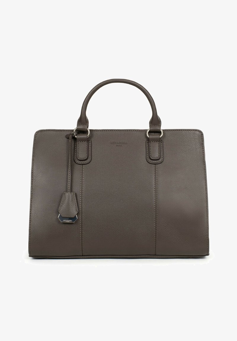 Borsa a mano in pelle grigia con design strutturato, doppio manico superiore e etichetta rimovibile. Presenta una texture sottile e accenti metallici.