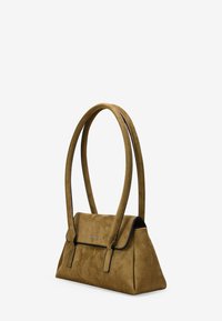 Bolso de hombro de ante en verde oliva con una forma estructurada, doble asa y detalles en negro. Incluye un cierre con solapa y un detalle en relieve.