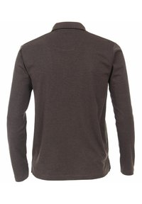 Brązowa, długorękawowa koszulka polo wykonana z miękkiego materiału. Ma klasyczny kołnierzyk i boczne rozcięcia, charakteryzuje się gładką fakturą i prostym designem.