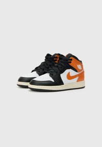 Svart, hvit og oransje mid-top sneakers med et teksturert skinnøvre, kontrasterende detaljer og gummisåle. Snøring med logo detajer.