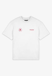 Hvid bomulds T-shirt med et rundt rødt logo og "PEGADOR" tekst på forsiden, korte ærmer og en klassisk crew neck design.
