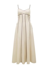 Rochie maxi de culoare crem, cu bretele subțiri, corset ajustat și fustă evazată, având cusături verticale maro contrastante pentru detaliu.