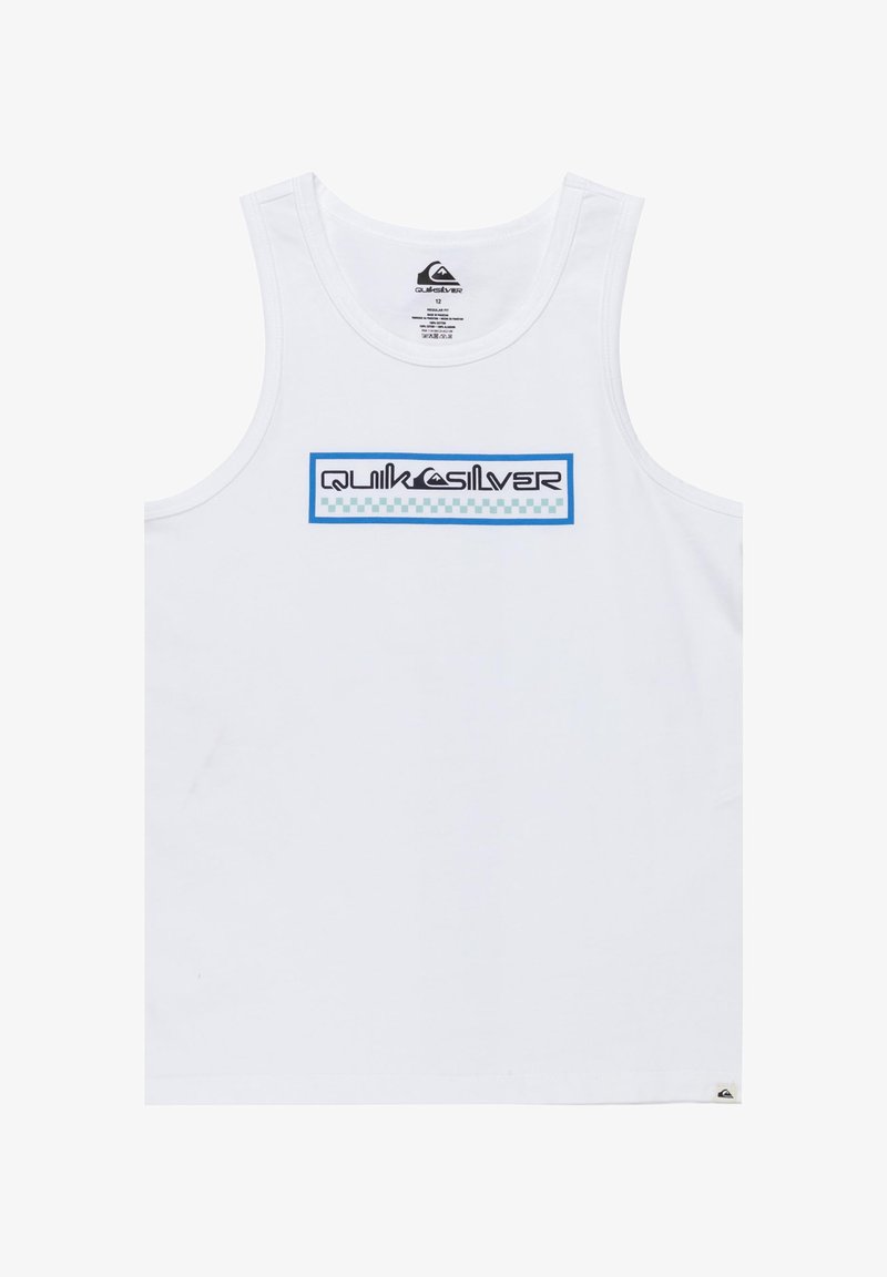 Valkoinen trikootoppi, jossa on suorakaiteen muotoinen sininen ja musta graafinen kuvasto sekä "Quiksilver"-teksti ja ruutukuvio alaosassa.