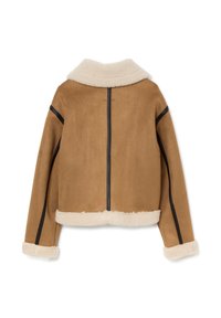 Chaqueta de piel sintética marrón con cuello crema, con detalles en negro en las mangas y un diseño estructurado y corto.