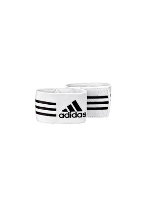 Para białych elastycznych opasek na nadgarstek Adidas z czarnymi trzema paskami i logo Adidas na jednolitym białym tle.