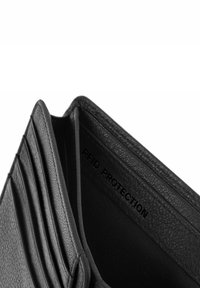 Portafoglio in pelle nera con protezione RFID, dotato di più slot per carte, esterno testurizzato e fodera interna liscia.