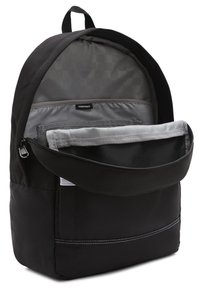 Czarny plecak z szaro-skalowanym wnętrzem w kratę, przednią kieszenią i białymi szwami. Wyposażony w górny uchwyt oraz zamek błyskawiczny dla bezpiecznego zamknięcia.