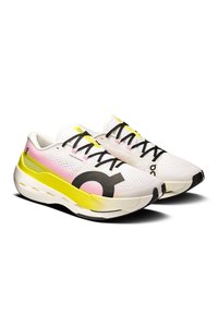 Pantofi ușori de alergare cu partea superioară din plasă albă, accente în degrade de la roz la galben, șireturi negre, logo mare și talpă amortizantă.