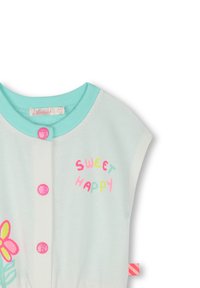 Lichtgroen kledingstuk met korte mouwen en een teal halslijn, met kleurrijke tekst "SWEET HAPPY" en roze knopen; bloemenontwerp aan de zoom.