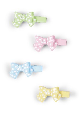 Quattro fermagli per capelli con fiocchi lucidi nei colori verde, rosa, blu e giallo, ciascuno con pois bianchi e design a clip.