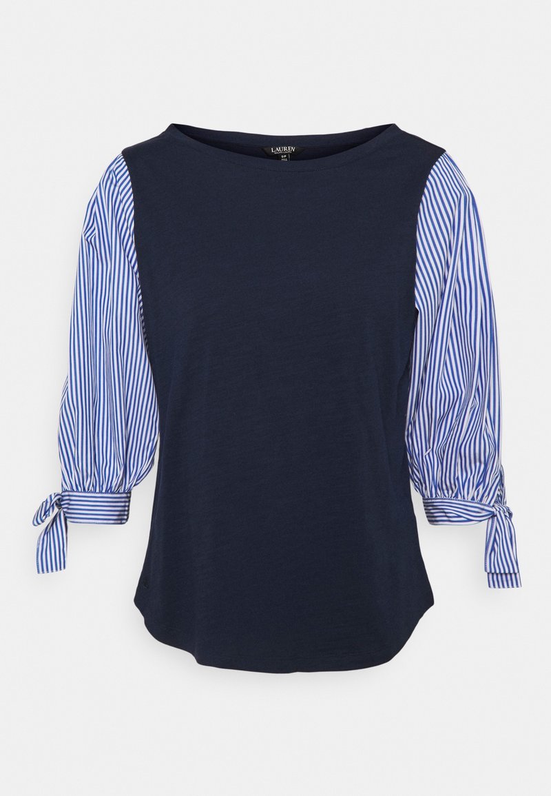 Mörkblå blus med blå och vita vertikala randiga 3/4-ballongärmar knutna vid ärmsluten, rund halsringning.