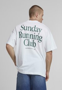Another Cotton Lab SUNDAY RUNNING CLUB - Trükipildiga T-särk - white