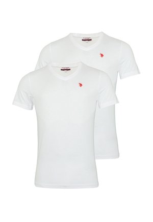 Białe bawełniane koszulki typu v-neck w paczce po dwie sztuki. Każda z nich posiada małe czerwone logo na górnej lewej stronie i krótki rękaw.