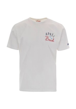 T-shirt bianca a maniche corte con "APRÈS Beach" ricamato sul petto sinistro in blu e rosso, piccoli uccelli blu sopra il testo.
