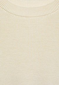 Texture di un maglione a maglia beige chiaro con collo a coste, caratterizzato da un motivo morbido e fine e una superficie di maglia uniforme.