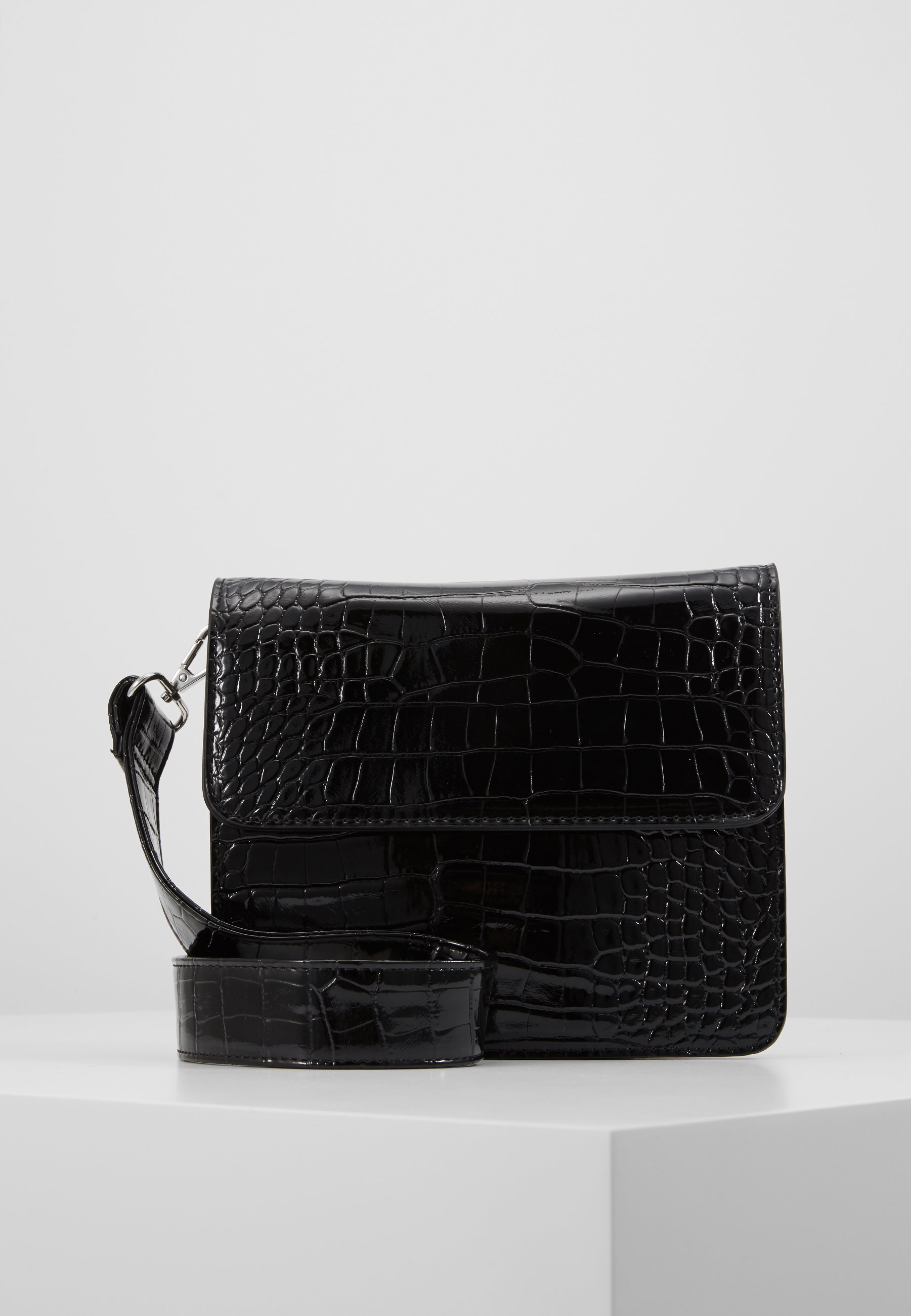 HVISK CAYMAN SHINY STRAP BAG Skulderveske black Zalando.no HVISK CAYMAN SHINY STRAP BAG Skulderveske white Zalando.no