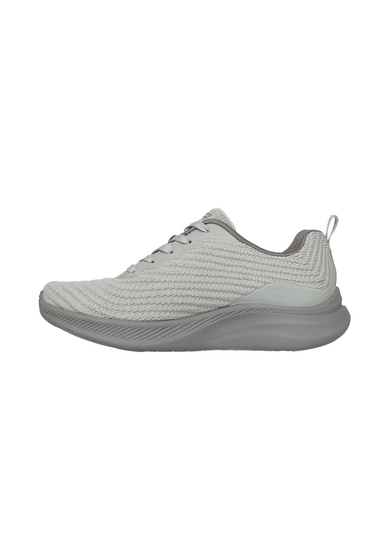 Hellegrauer, gestrickter Sportschuh mit dicker Sohle, Schnürung vorne und Zuglasche an der Ferse, geeignet für Freizeit- oder Sportgebrauch.