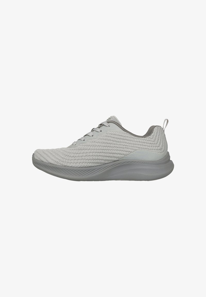 Hellegrauer, gestrickter Sportschuh mit dicker Sohle, Schnürung vorne und Zuglasche an der Ferse, geeignet für Freizeit- oder Sportgebrauch.