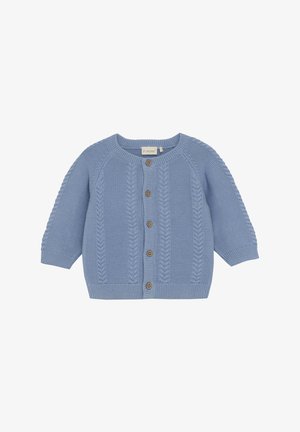 Gilet bébé tricoté bleu clair avec col rond, boutons marron sur le devant et motifs torsadés verticaux texturés.