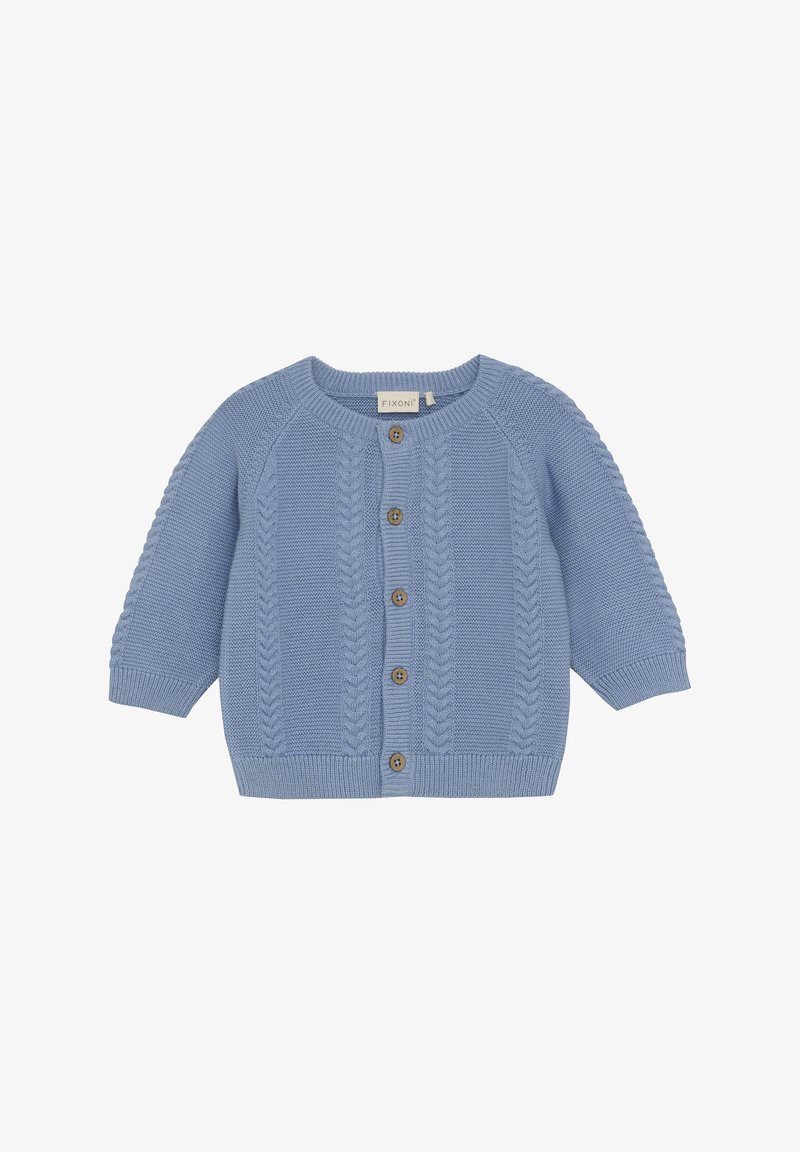 Gilet bébé tricoté bleu clair avec col rond, boutons marron sur le devant et motifs torsadés verticaux texturés.