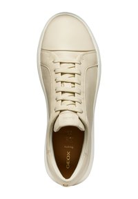 Zapatilla de cuero beige con un acabado suave, punta redonda y cordones blancos planos. Presenta un logotipo en la lengüeta y un diseño sutil en el panel lateral.