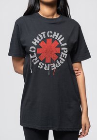 Paradiso Clothing HOT CHILI PEPPERS STENCIL - Print T-shirt - black