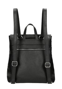 Černý kožený batoh s texturovaným povrchem, nastavitelné popruhy, horní rukojeť a zadní kapsa na zip. Dvojité boční popruhy pro podporu.