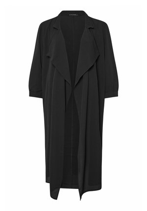 Lange zwarte open-front cardigan met brede revers en driekwart mouwen, gemaakt van lichtgewicht stof.