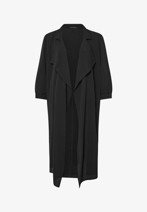 Lange zwarte open-front cardigan met brede revers en driekwart mouwen, gemaakt van lichtgewicht stof.