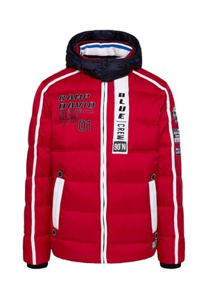 Rote gepolsterte Winterjacke mit einer marineblauen Kapuze, die weiße Streifen, Logos, Taschen und elastische Bündchen zeigt, hergestellt aus synthetischen Materialien.