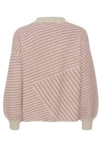 Overgrote trui in crème met diagonale roze strepen. Zachte textuur, geribbelde manchetten en onderrand. Kenmerkend geometrisch patroon op de achterkant.