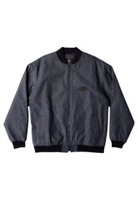 Denim bomberjacka i mörkblått med dragkedja fram, ribbade ärmslut och nederkant samt frontfickor. Har en subtil märkespatch på bröstet.